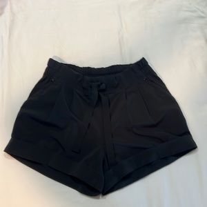 Lululemon EUC Pleated Ribbon Drawstring Cuffed Short 3” Size 6 Black